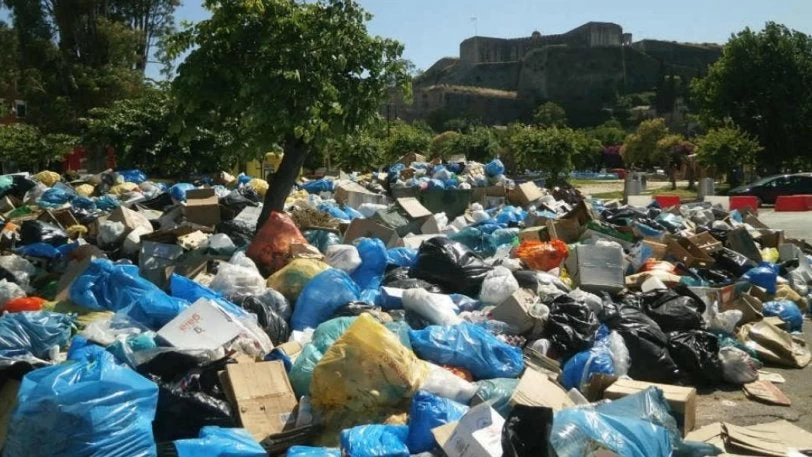 Κέρκυρα: Ιδιώτης αναλαμβάνει την αποκομιδή των απορριμάτων – Σοβαρό πρόβλημα σκουπιδιών στην «καρδιά» του καλοκαιριού